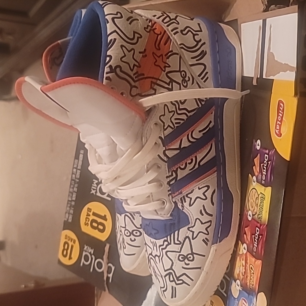 1 pair of  Men Adidas Rivarly (Keith Harring Edition)